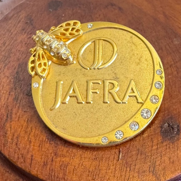 Jafra Gold Brooch with Crystal Accents - Picture 10 of 16